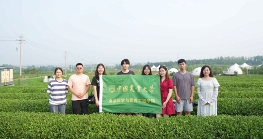 在山東日照，中國農(nóng)業(yè)大學食品學院實踐團就農(nóng)業(yè)生產(chǎn)智能化設備、肥料選用等問題開展實地調研，并面向300余名村民陸續(xù)開展4次科普宣講。校方供圖