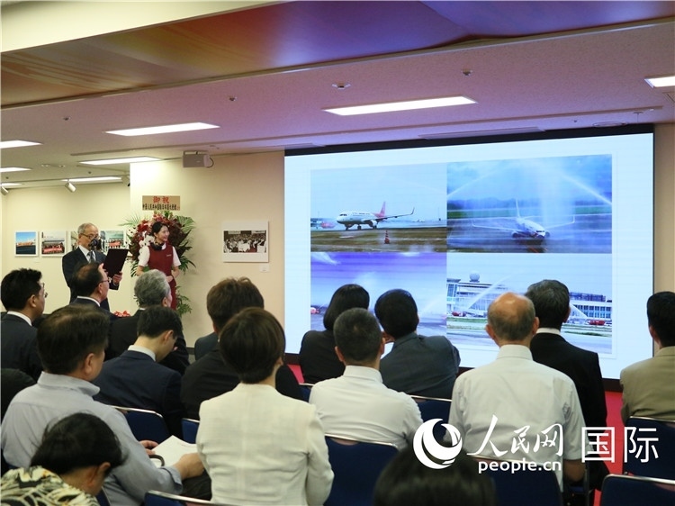 世界華人攝影聯(lián)盟副主席馮學(xué)敏現(xiàn)場(chǎng)點(diǎn)評(píng)。人民網(wǎng) 許可攝