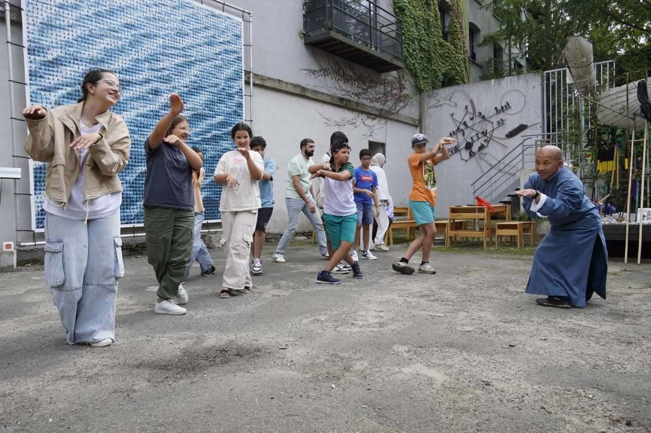 孩子們與魯汶大學(xué)武術(shù)老師，北少林長(zhǎng)拳傳人羅師傅學(xué)習(xí)中國(guó)功夫。比利時(shí)維他命文化傳媒供圖