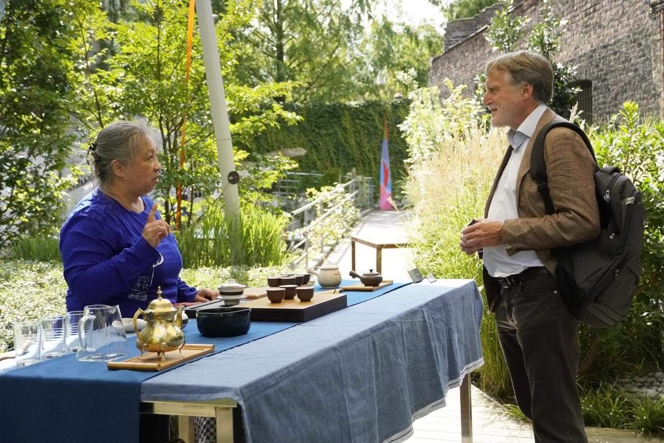 在博物館的戶(hù)外花園來(lái)賓品味中國(guó)茶藝。比利時(shí)維他命文化傳媒供圖