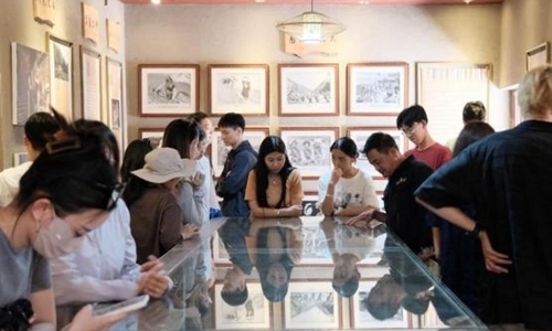 同學(xué)們觀摩文旅設(shè)計(jì)。校方供圖