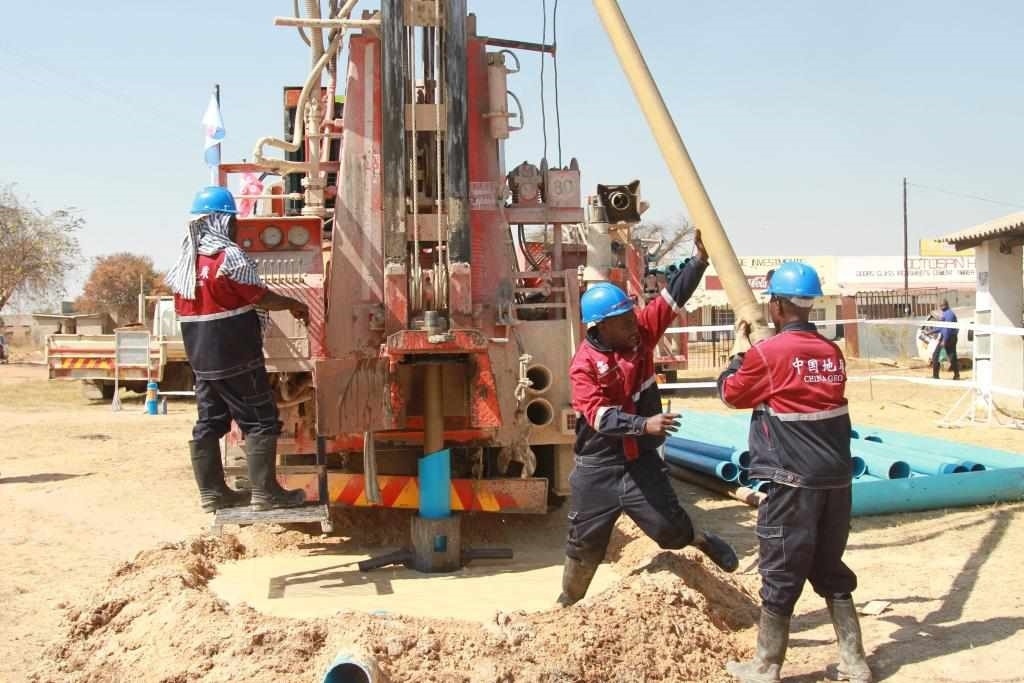 7月22日，工人在津巴布韋東馬紹納蘭省舉行的中國援津巴布韋300口水井項(xiàng)目開工儀式上鉆井。新華社發(fā)