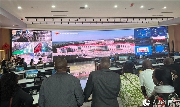 研討班一行在塔山煤礦參觀。人民網(wǎng) 曹欣悅攝