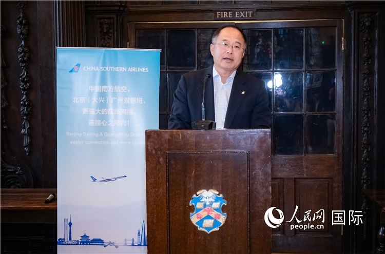 圖為中國(guó)駐倫敦旅游辦事處主任張力致辭。人民網(wǎng) 郭錦標(biāo)攝