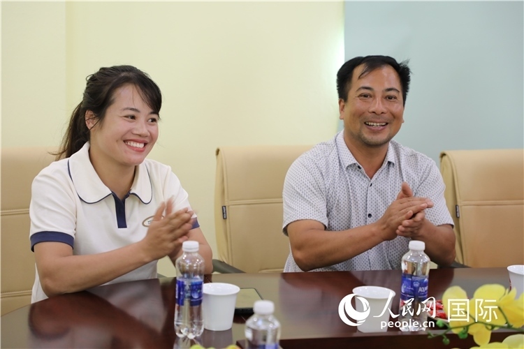 越南沙巴市黃連寄宿制民族小學(xué)老師阮氏秋姮、阮文享。人民網(wǎng)記者簡(jiǎn)承淵攝