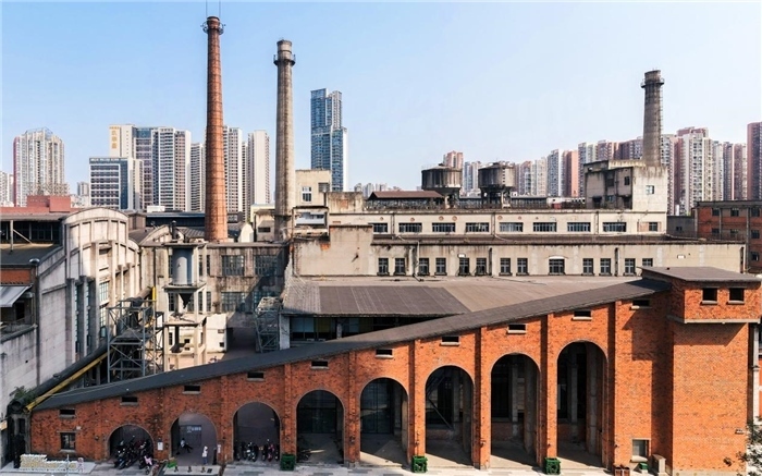 在原成都國(guó)營(yíng)紅光電子管廠(chǎng)舊址上改建而成的東郊記憶園區(qū)南大門(mén)。大門(mén)既保留了老工業(yè)區(qū)的風(fēng)貌，又融入了現(xiàn)代審美和創(chuàng)意，成為了園區(qū)一大亮點(diǎn)。資料圖片