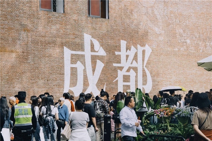 東郊記憶園區(qū)“成都?jí)Α币跃薮蟮摹俺啥肌弊謽雍酮?dú)特的藝術(shù)設(shè)計(jì)成為園區(qū)的網(wǎng)紅打卡地，吸引了眾多游客和市民前來(lái)參觀。資料圖片