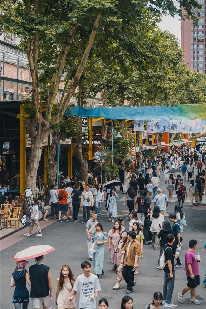 北街美食區(qū)是東郊記憶園區(qū)集美食、文化與休閑于一體的特色區(qū)域，為游客和當(dāng)?shù)鼐用裉峁┝素S富多樣的餐飲選擇。資料圖片
