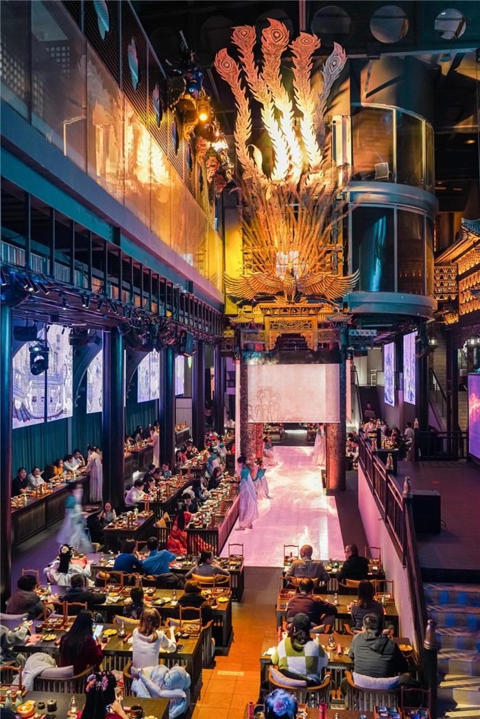 東郊記憶園區(qū)內(nèi)以蜀地文化為創(chuàng)作背景，溯源中國(guó)傳統(tǒng)宴飲儀禮打造的全景沉浸式漢文化主題餐秀。成都傳媒集團(tuán)供圖