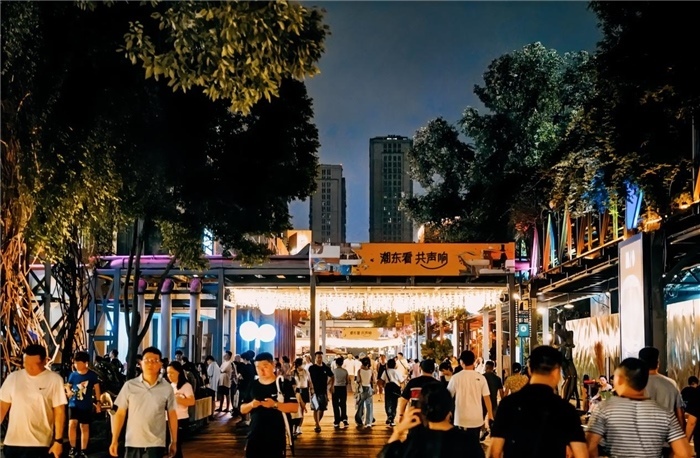 夜幕下的東郊記憶園區(qū)人流如織，熱度不減。資料圖片