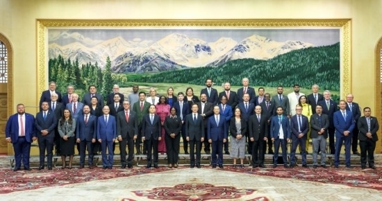  8月30日，國家副主席韓正在北京集體會(huì)見出席2024年國際議員友好交流論壇的各國代表。新華社記者 丁林 攝