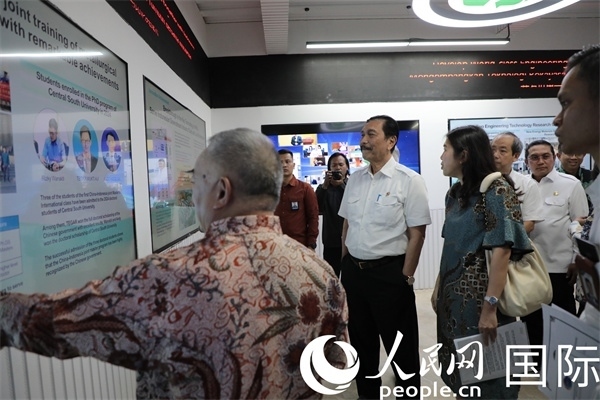 印尼對華合作牽頭人、統(tǒng)籌部長盧胡特（中）參觀中國—印尼新能源材料與冶金工程技術(shù)聯(lián)合研究實驗室。人民網(wǎng)記者曹師韻攝