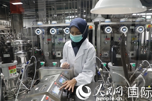 中國—印尼新能源材料與冶金工程技術(shù)聯(lián)合研究實驗室內(nèi)，研究人員正在工作。人民網(wǎng)記者曹師韻攝