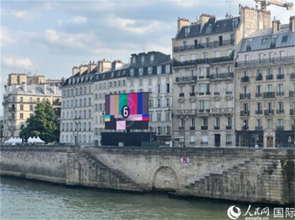 奧運(yùn)會(huì)開(kāi)幕式，安置在塞納河兩岸的大屏幕。人民網(wǎng)記者 何蒨攝