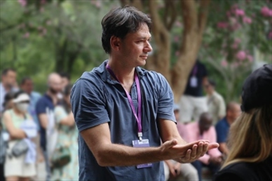 意大利逆流外交網(wǎng)站總編輯亞歷山大·比安奇學(xué)習(xí)青城太極。（李佩藺 攝）