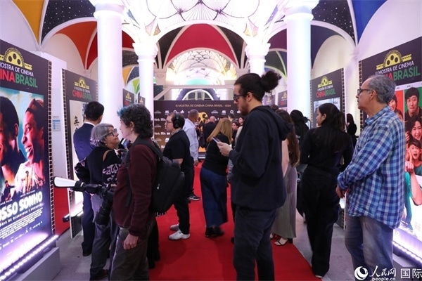 為期4天的第三屆中國－巴西電影展期間，來自中巴兩國的14部參展影片受到巴西電影愛好者和社會各界人士好評，圖為當?shù)赜^眾在影展舉辦地巴西里約熱內(nèi)盧勞拉—阿爾維姆文化之家的迎賓廳欣賞參展電影海報。 人民網(wǎng)記者 陳一鳴攝