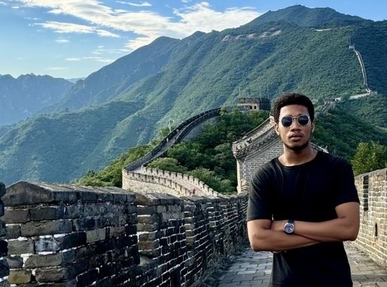 8月28日，尼日利亞青年阿米爾·阿希姆在慕田峪長城留影。新華社發(fā)（清華大學(xué)供圖）