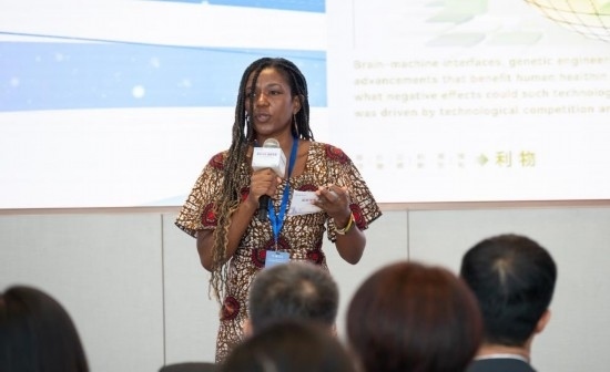 8月29日，在第二屆清華國際青年對話論壇活動上，來自烏干達的媒體人詹尼弗·阿西姆韋分享中國之旅的感悟。新華社發(fā)（畢尚宏攝）