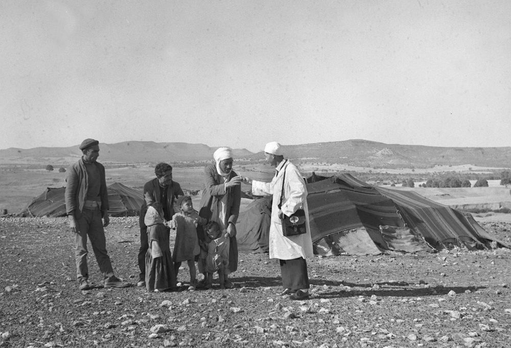 1965年，一名中國援阿爾及利亞醫(yī)療隊醫(yī)生（右一）在阿爾及利亞賽伊達省為牧民診治。