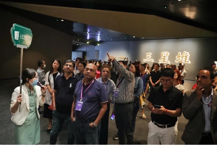 8月31日，亞洲媒體考察團(tuán)參訪三星堆博物館。《中國(guó)經(jīng)濟(jì)周刊》記者肖翊攝