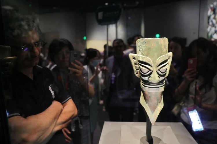 8月31日，亞洲媒體考察團(tuán)參訪三星堆博物館?！吨袊?guó)經(jīng)濟(jì)周刊》記者肖翊攝