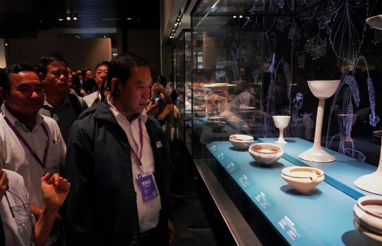 8月31日，亞洲媒體考察團(tuán)參訪三星堆博物館。左一為老撾博利坎賽省新聞文化旅游廳廳長(zhǎng)頌通·威本康。《人民日?qǐng)?bào)海外版》記者喬宇攝