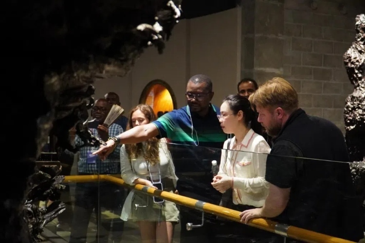 2024“一帶一路”媒體合作論壇聯(lián)合采訪調(diào)研行成員在樂(lè)山烏木文化博覽苑調(diào)研采訪。人民網(wǎng)記者 趙祖樂(lè)攝