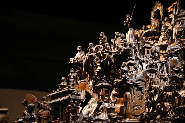 烏木博物館中展出的烏木雕刻藝術(shù)品《西游記》（局部）。本報(bào)記者 伊霄攝