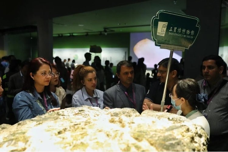 8月31日，亞洲媒體考察團(tuán)參訪三星堆博物館。左一為馬來(lái)西亞《星報(bào)》首席商務(wù)官莉迪婭·王。《中國(guó)經(jīng)濟(jì)周刊》記者肖翊攝