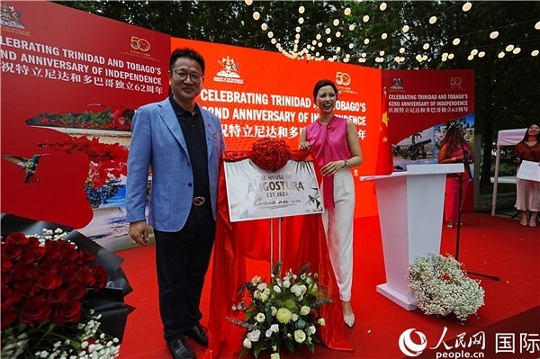 當(dāng)天的慶祝儀式上，還舉行了特多著名酒品牌安高天娜回歸中國市場的揭幕儀式。人民網(wǎng)記者 趙益普攝