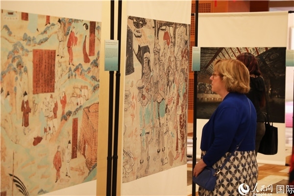 來賓在參觀敦煌高清攝影和壁畫高保真復(fù)制品。 人民網(wǎng)記者 李志偉攝