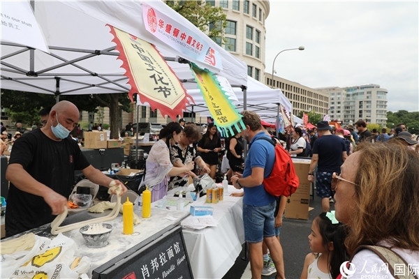 3、活動現(xiàn)場設(shè)置了眾多展臺。 人民網(wǎng)記者 李志偉攝