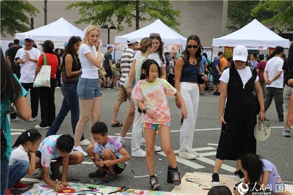 4、活動吸引了很多小朋友參加。 人民網(wǎng)記者 李志偉攝