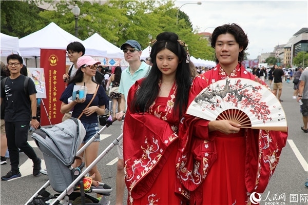 5、當(dāng)?shù)厝A僑華人身穿漢服參加文化節(jié)。 人民網(wǎng)記者 李志偉攝