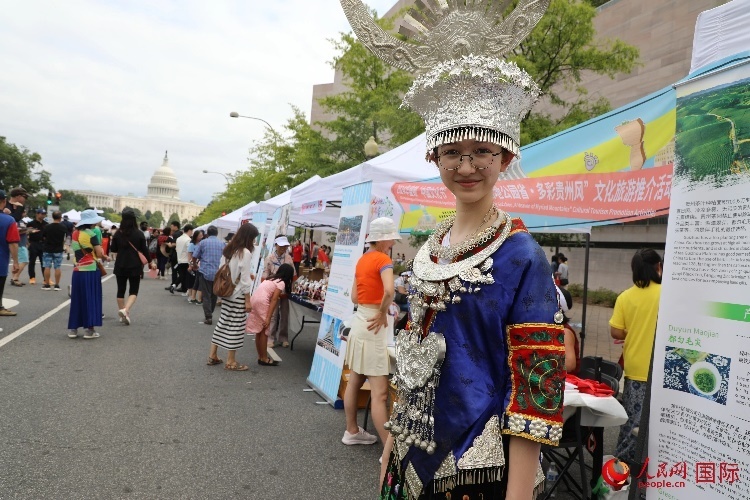在第22屆美國華盛頓“中國文化節(jié)”上，一名當(dāng)?shù)孛癖娚泶┲袊贁?shù)民族服飾。人民網(wǎng)記者 李志偉攝