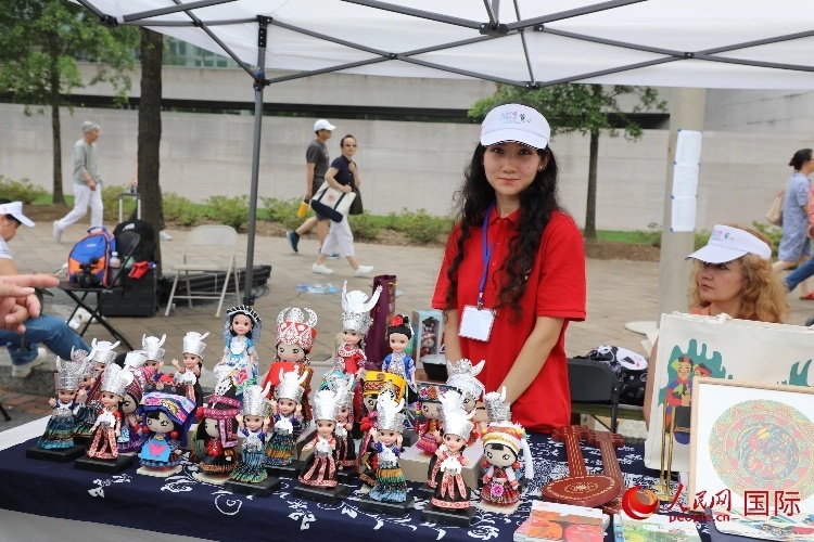 在今年活動上，貴州代表團設(shè)立的貴州非遺文化、“村BA”文創(chuàng)、貴州茶文化等展區(qū)。人民網(wǎng)記者 李志偉攝