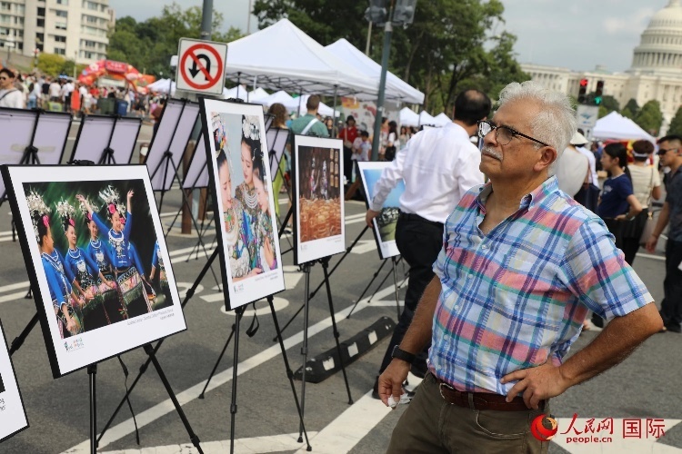 80余幅貴州主題攝影圖片展示了貴州文旅魅力。人民網(wǎng)記者 李志偉攝