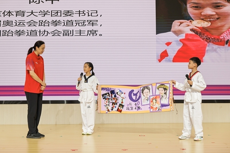 兩位學(xué)生小記者對話陳中老師。學(xué)校供圖