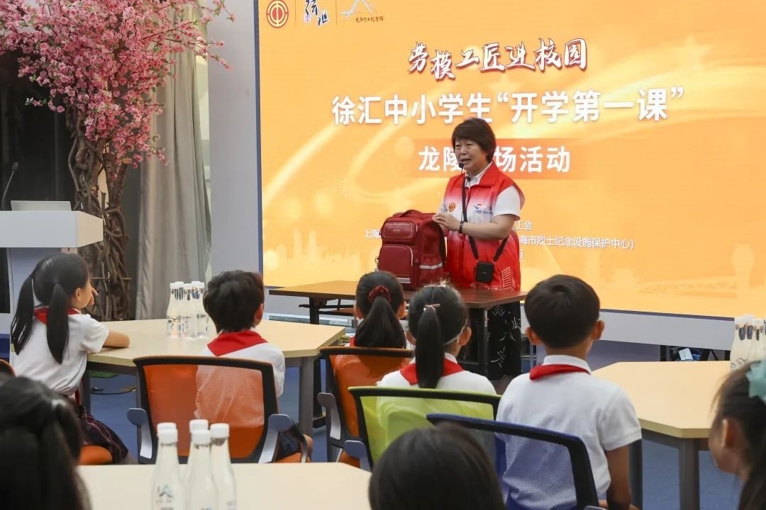 勞模工匠現(xiàn)場(chǎng)向同學(xué)們傳授勞動(dòng)技能。徐匯區(qū)總工會(huì)供圖