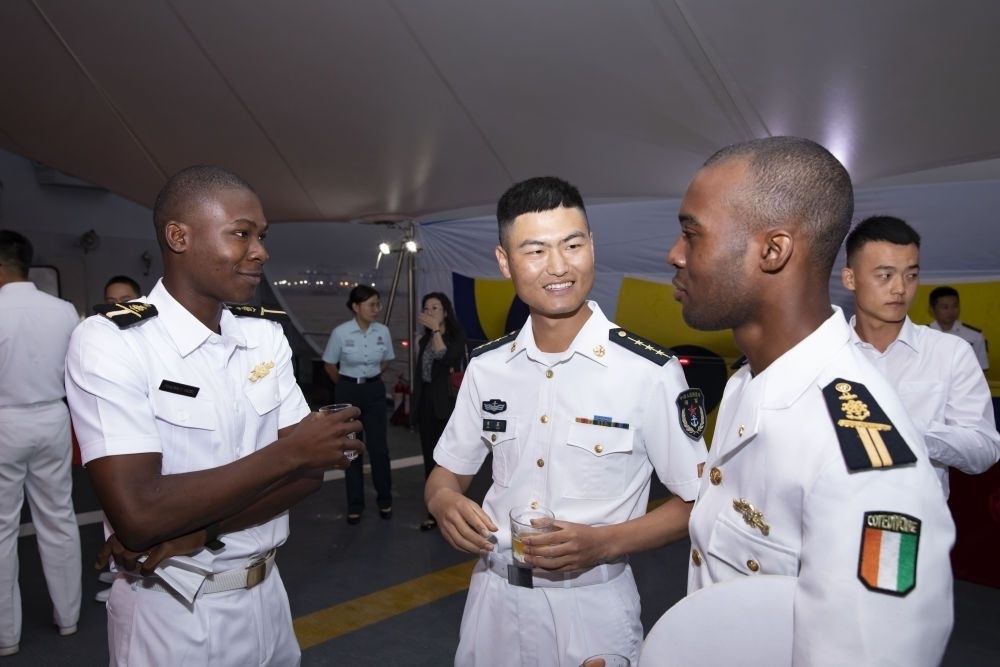 2023年6月25日，中國和科特迪瓦雙方官兵在南寧艦舉辦的甲板招待會(huì)上交流。中國海軍第43批護(hù)航編隊(duì)22日抵達(dá)科特迪瓦經(jīng)濟(jì)首都阿比讓，開始對(duì)科特迪瓦為期4天的友好訪問。