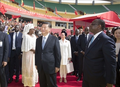 2018年7月22日，國家主席習(xí)近平在達喀爾同時任塞內(nèi)加爾總統(tǒng)薩勒共同出席塞內(nèi)加爾競技摔跤場項目移交儀式。新華社記者 王曄 攝