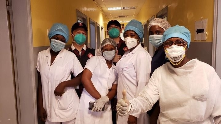 2020年5月26日，中國抗疫醫(yī)療專家組在剛果（布）首都布拉柴維爾指導(dǎo)新冠肺炎病房建設(shè)時，與當(dāng)?shù)匾痪€醫(yī)務(wù)人員合影。新華社發(fā)