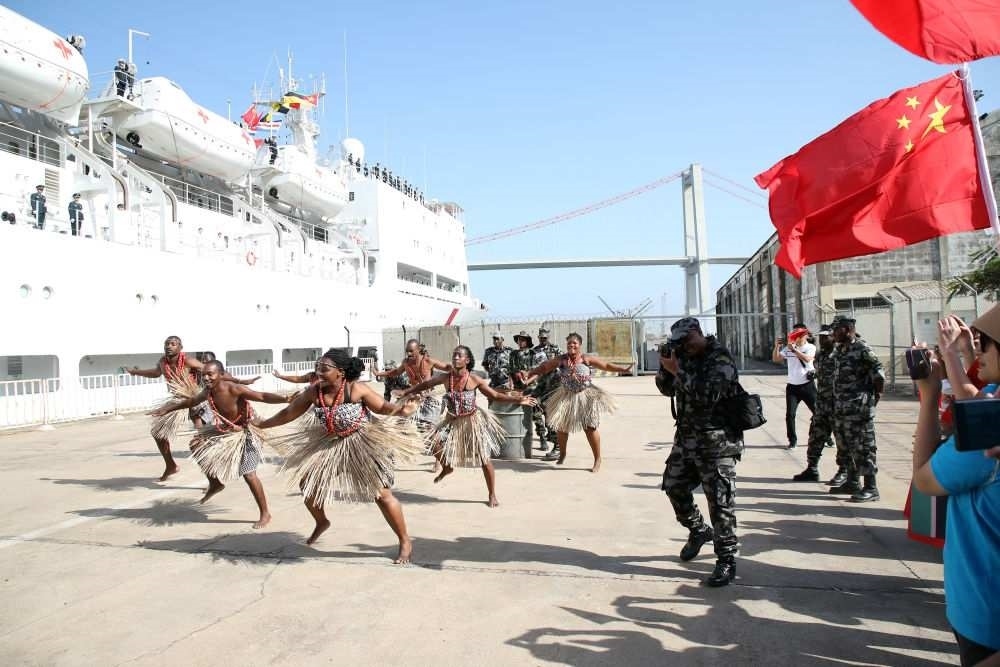 2024年8月16日，在莫桑比克馬普托港，當(dāng)?shù)匮輪T表演舞蹈，歡送中國海軍“和平方舟”號(hào)醫(yī)院船。