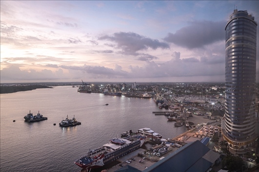 這是2023年12月29日拍攝的日出時分的坦桑尼亞達累斯薩拉姆港。新華社記者 王冠森 攝