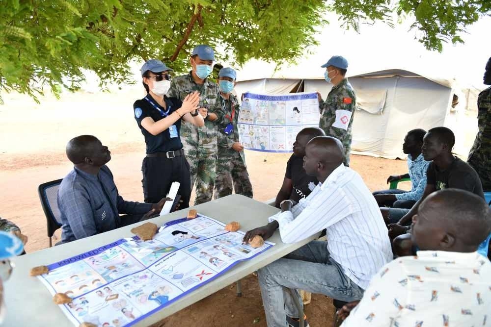 2020年3月，在南蘇丹首都朱巴，執(zhí)行聯(lián)合國維和任務(wù)的中國維和警察廖潔給當(dāng)?shù)鼐熘v解防疫知識(shí)。