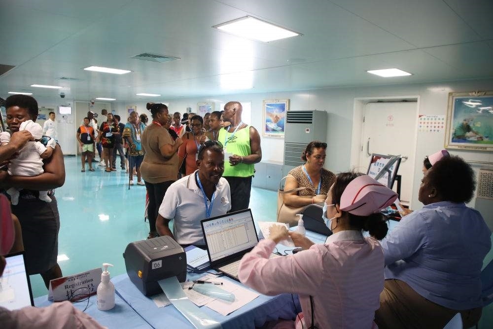 2024年7月8日，塞舌爾民眾在中國海軍“和平方舟”號(hào)醫(yī)院船上排隊(duì)就診。