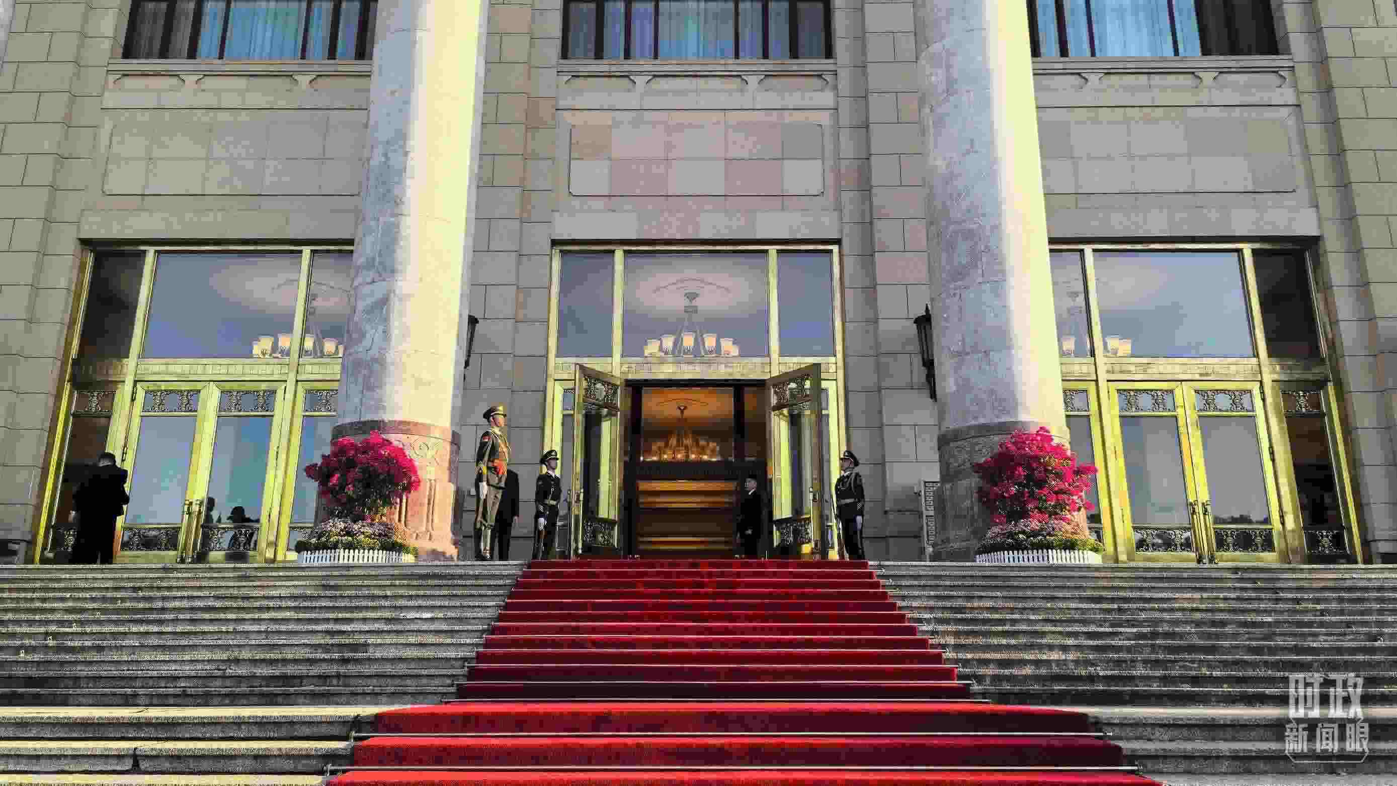 △人民大會(huì)堂外，禮兵列隊(duì)迎接貴賓。（總臺(tái)央視記者陸泓宇拍攝）