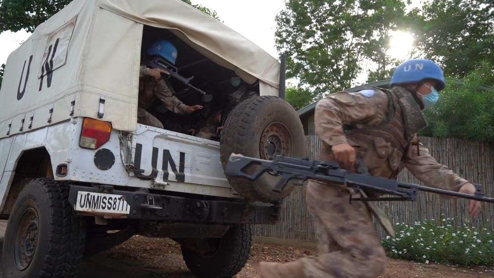 2022年7月27日，中國第八批赴南蘇丹（朱巴）維和步兵營百人防暴隊(duì)抵達(dá)預(yù)定區(qū)域，進(jìn)行綜合防衛(wèi)演練。針對(duì)南蘇丹社會(huì)安全問題及近期在剛果（金）東部地區(qū)發(fā)生的針對(duì)聯(lián)合國剛果（金）穩(wěn)定特派團(tuán)的抗議示威活動(dòng)，中國第八批赴南蘇丹（朱巴）維和步兵營于日前組織UN HOUSE（聯(lián)合國之家）綜合防衛(wèi)演練，以應(yīng)對(duì)可能出現(xiàn)的難民涌入、營門遇襲、暴恐威脅等突發(fā)情況。