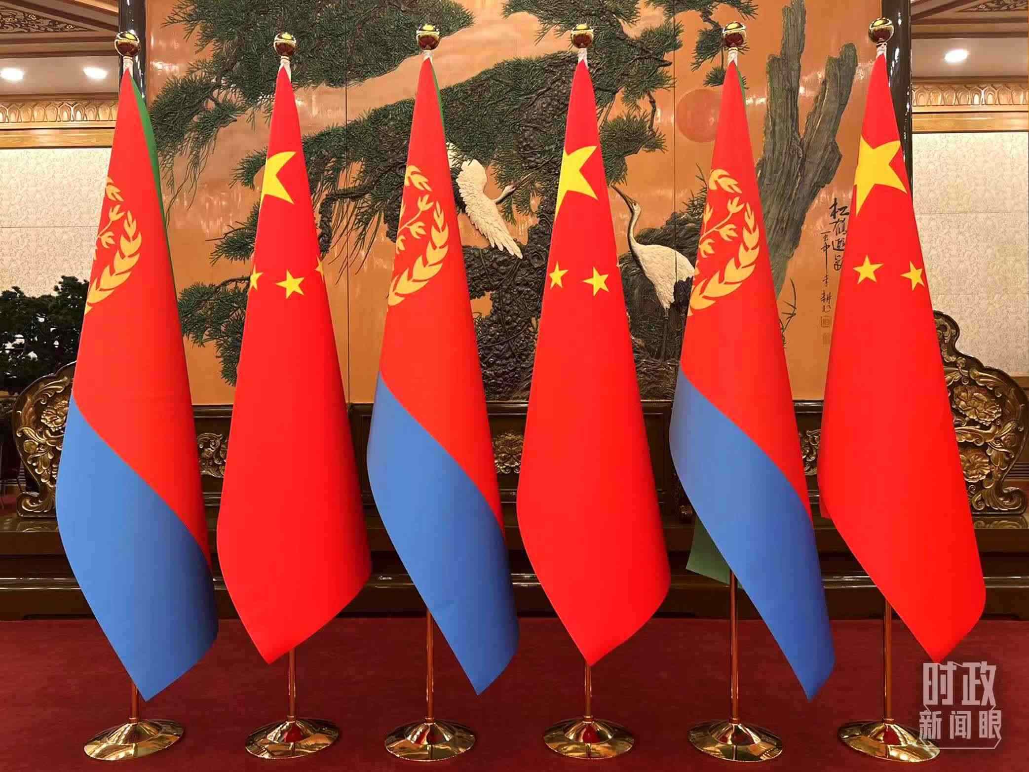 △會(huì)見(jiàn)現(xiàn)場(chǎng)擺放的中國(guó)和厄立特里亞兩國(guó)國(guó)旗。（總臺(tái)央視記者趙婷拍攝）