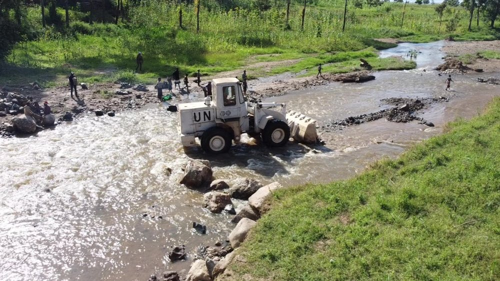 2023年6月7日，在剛果（金）南基伍省卡萊亥地區(qū)，中國第26批赴剛果（金）維和工兵分隊(duì)官兵進(jìn)行施工作業(yè)。